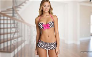 Brazillian model Elisandra Tomacheski looks cute in polka dots